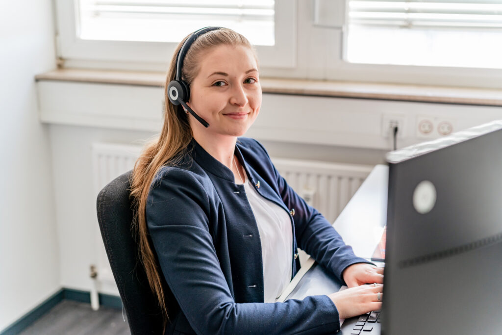 Frau mit Headset